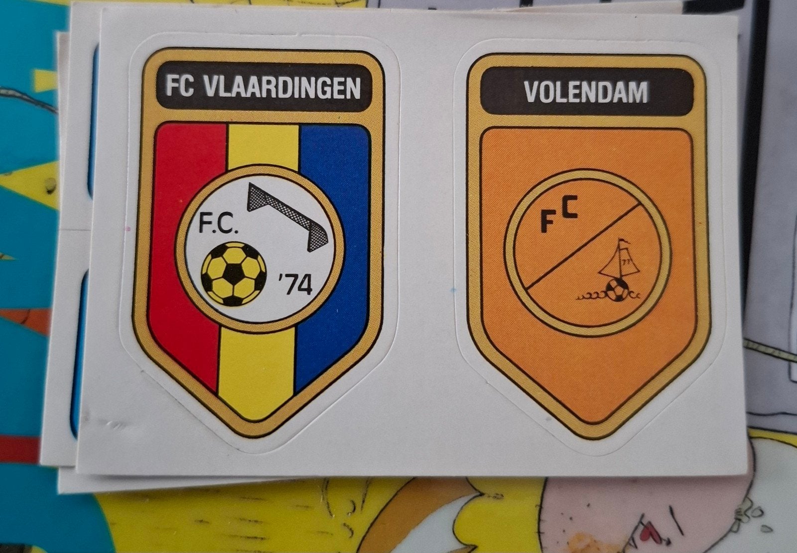 Voetbal 80 FC Vlaardingen/ Volendam logo, Verzamelen, Ophalen of Verzenden, Nieuw, Overige binnenlandse clubs, Poster, Plaatje of Sticker