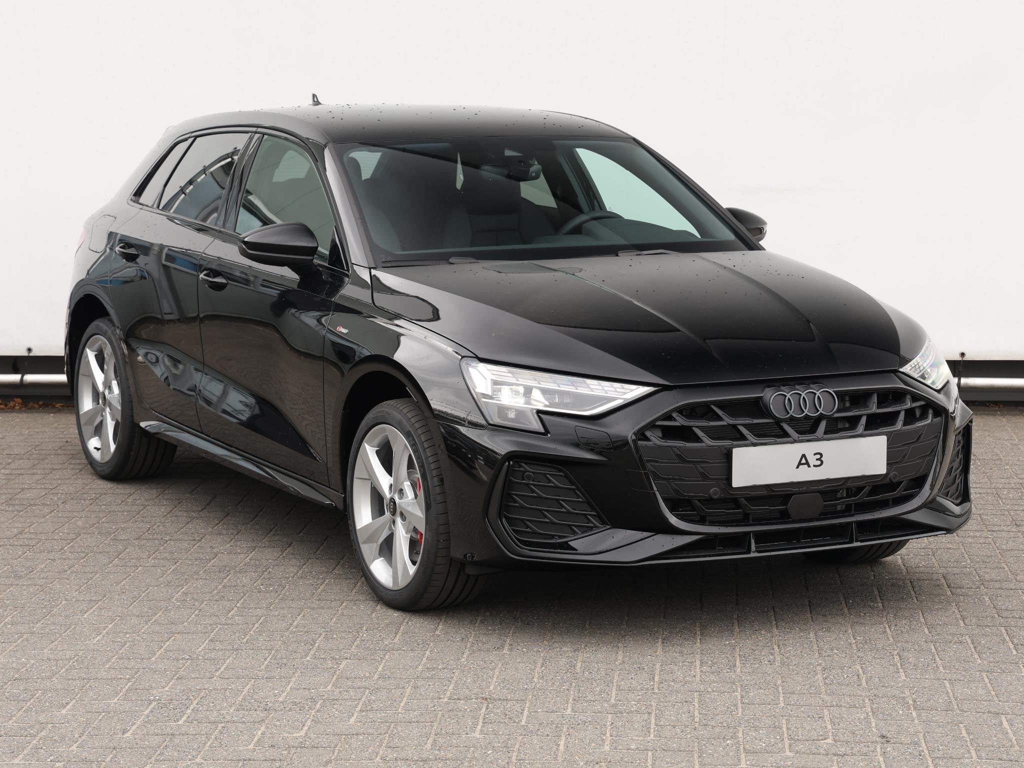 Audi A3 Sportback S edition Competition 45 TFSI e 272 PK Sp, Gebruikt, 4 cilinders, 250 km/l, Leder en Stof