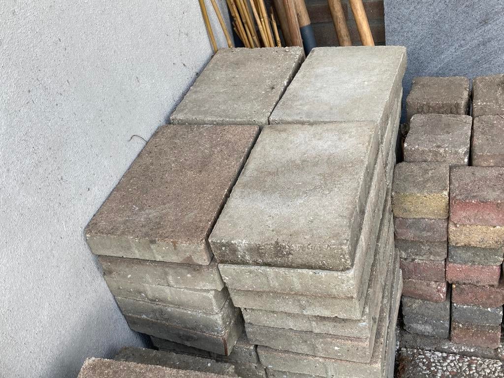 Gratis 46 straattegels afhalen!, Ophalen, Zo goed als nieuw, Beton, Terrastegels