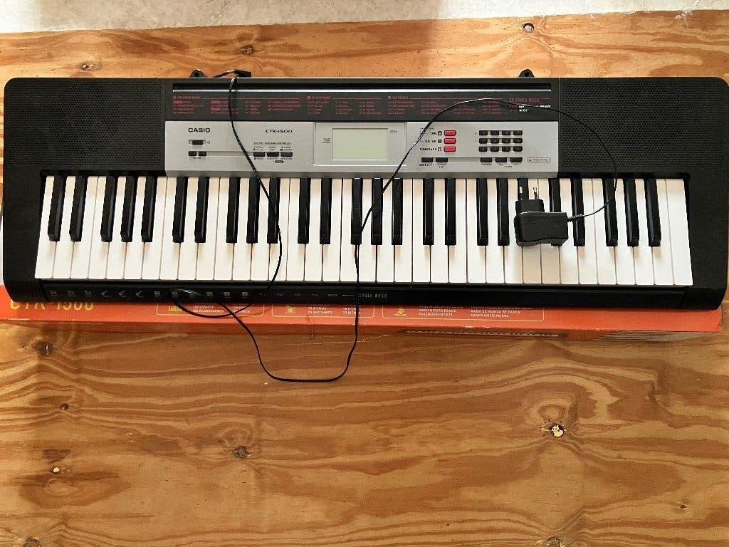 Keyboard Casio met standaard, Ophalen, Casio, 61 toetsen, Zo goed als nieuw