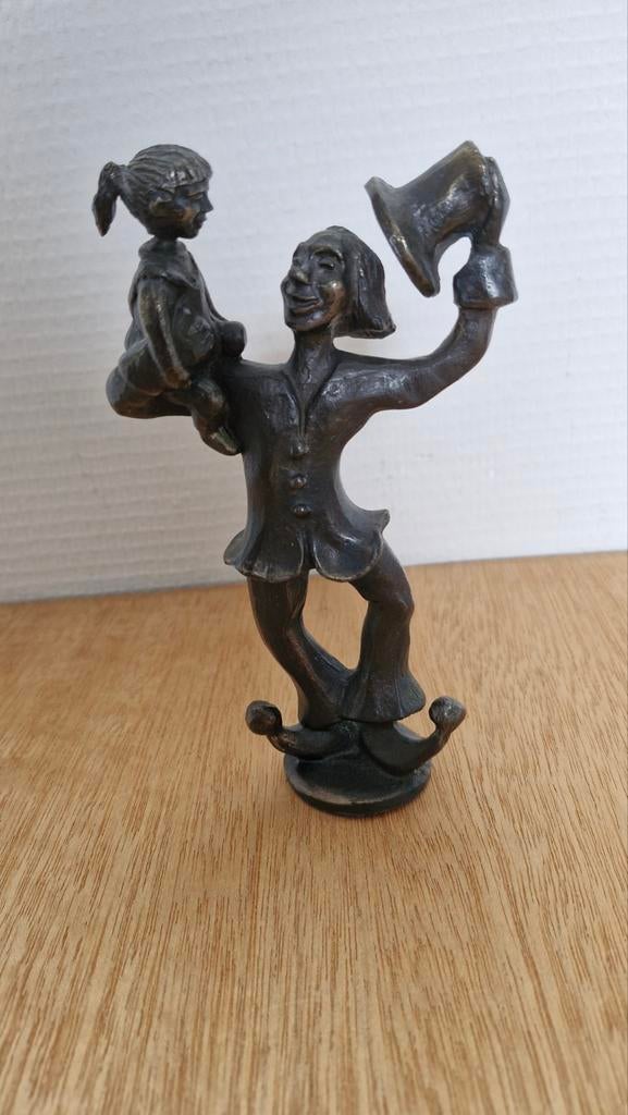 Bronzen beeldje: Vrolijke man met kind en hoed, Antiek en Kunst, Kunst | Beelden en Houtsnijwerken, Minder dan 20 cm, Verzenden