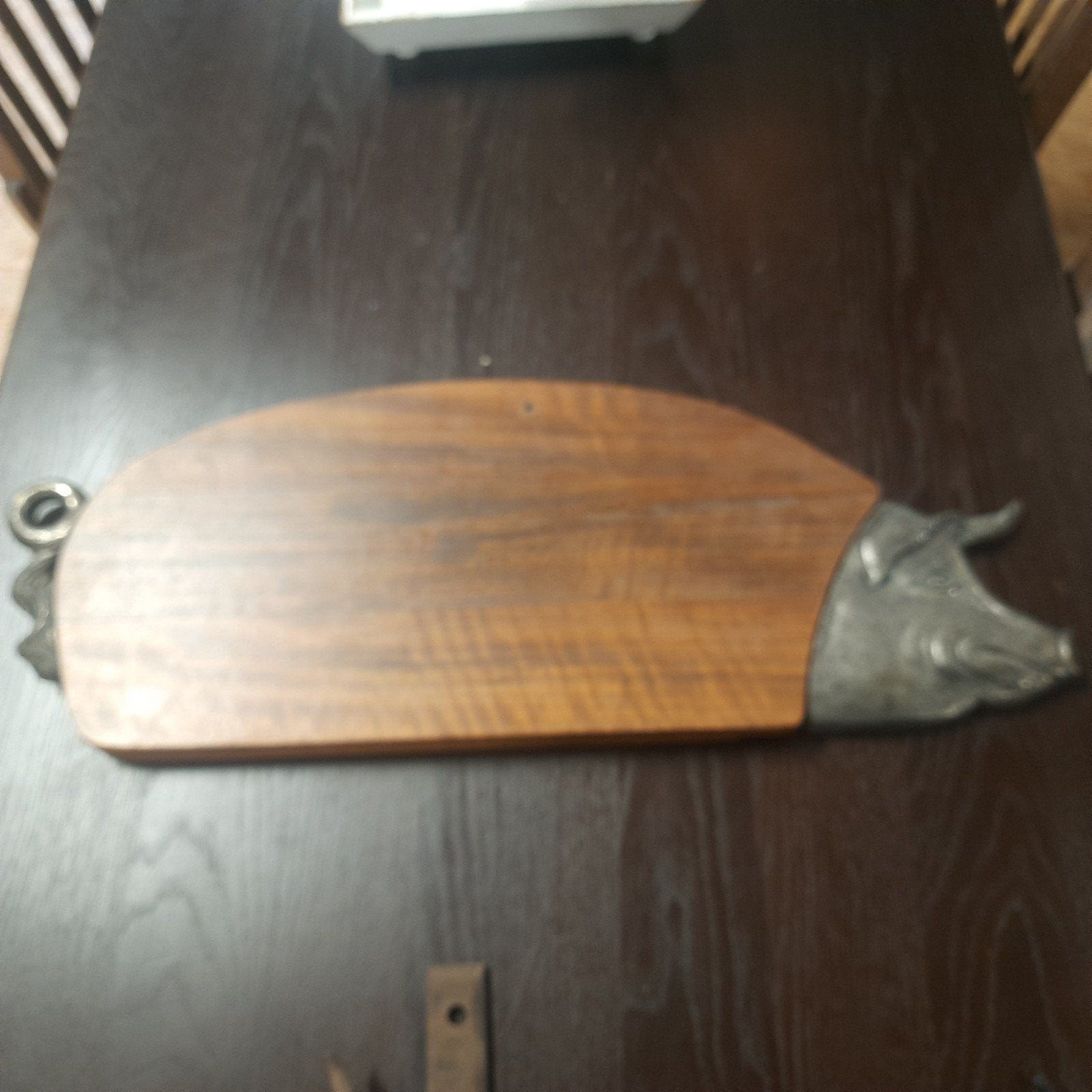 Vintage houten snijplank met varkenskop en staart van metaal, Ophalen of Verzenden