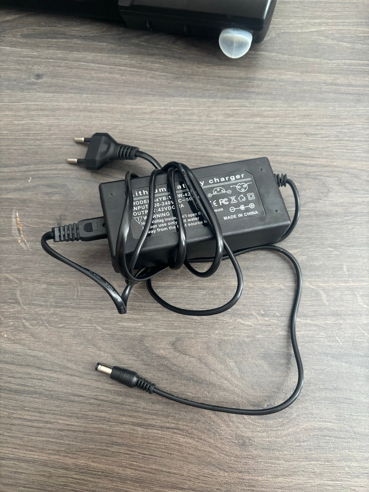 Accu en oplader voor elektrische fiets - 36V 12.8Ah, Ophalen of Verzenden, Zo goed als nieuw