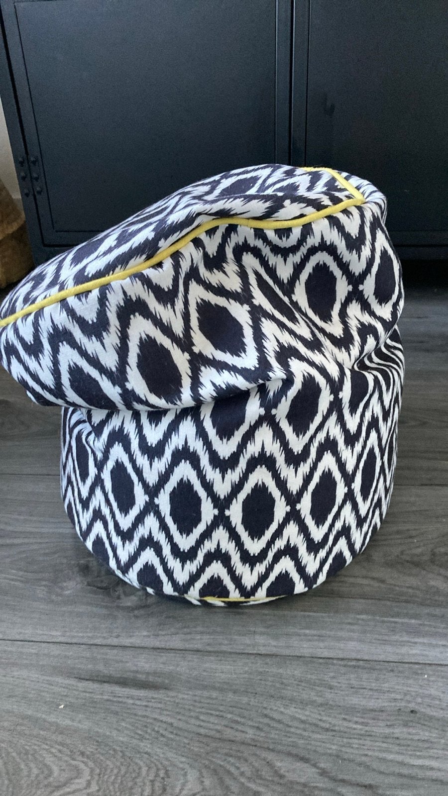 Blauw-witte poef met geel accent, Ophalen, Gebruikt, Rond, Minder dan 50 cm