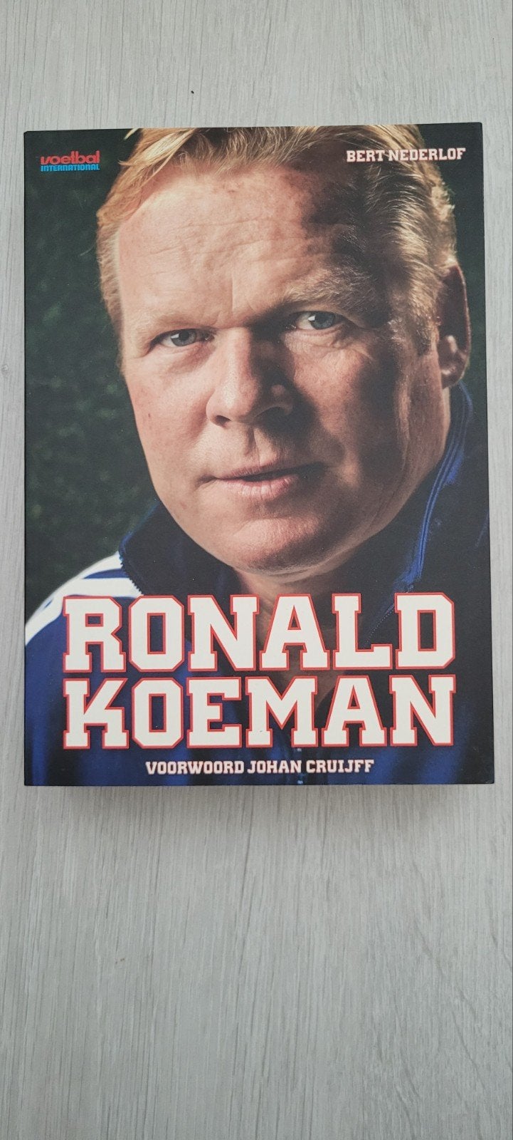 Ronald Koeman - Voetbal International Boek, Ophalen of Verzenden, Gelezen, Bert Nederlof, Balsport