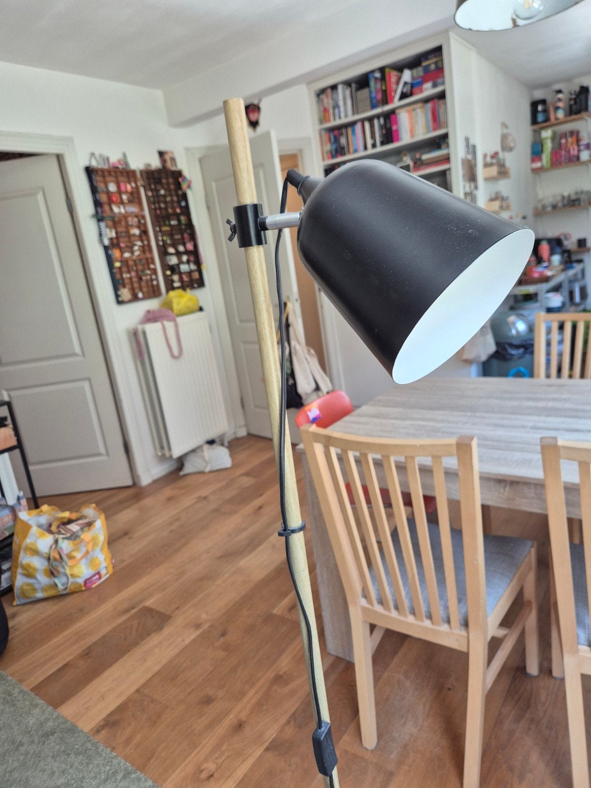 Staande lamp met houten poot en zwarte kap - 148cm hoog, Ophalen, Gebruikt, Hout, 100 tot 150 cm