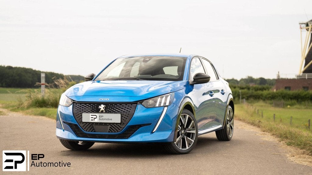 Peugeot 208 1.2 GT|Trekhaak|LED|Carplay|Camera|17"|Dodehoek|, Voorwielaandrijving, 101 pk, Gebruikt, Zwart