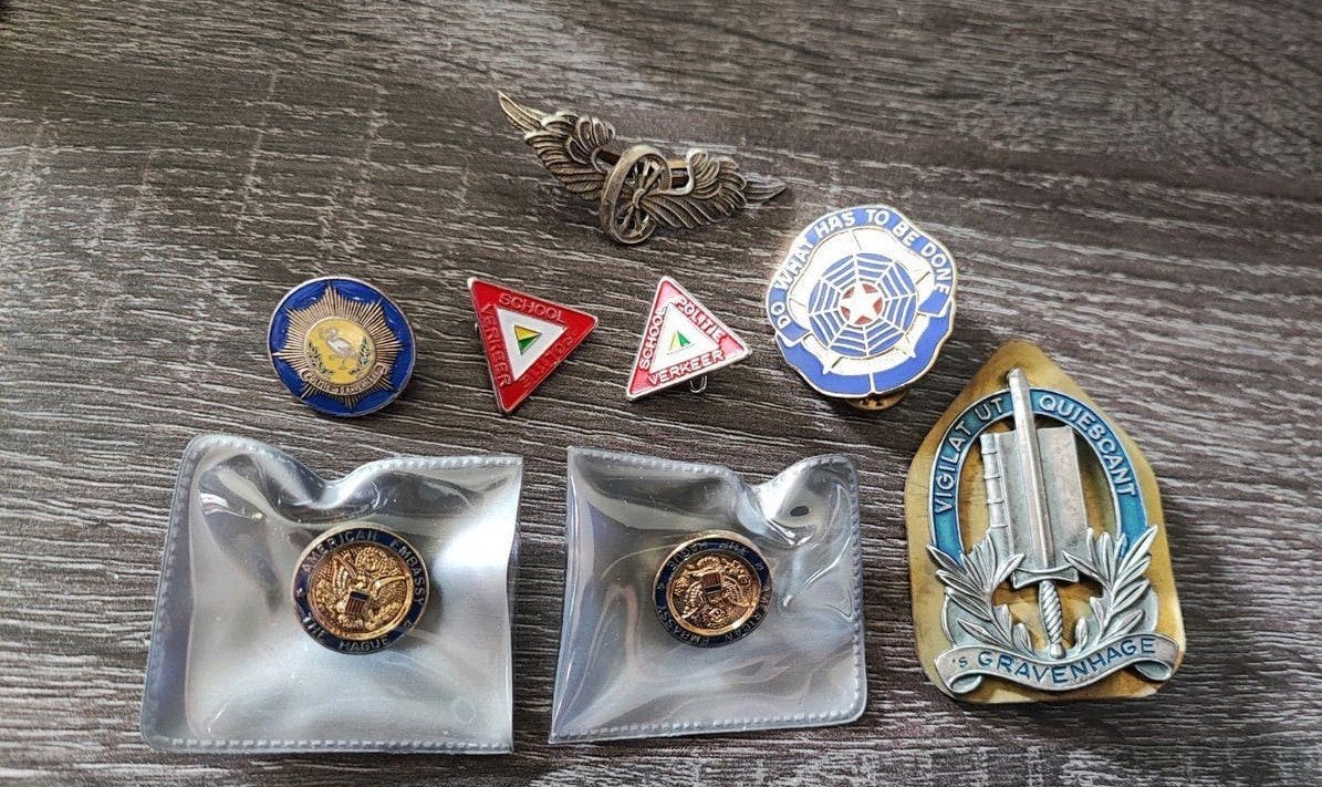 Unieke partij Politie & Militaria insignes (o.a. Den Haag, Ophalen of Verzenden, Gebruikt, Stad of Land, Speldje of Pin