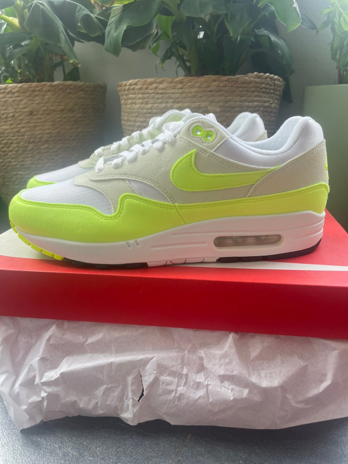 Nike Air Max 1 Volt Suède! Nieuw! Maat 42,5! OG, Overige kleuren, Nieuw, Ophalen of Verzenden, Sneakers of Gympen