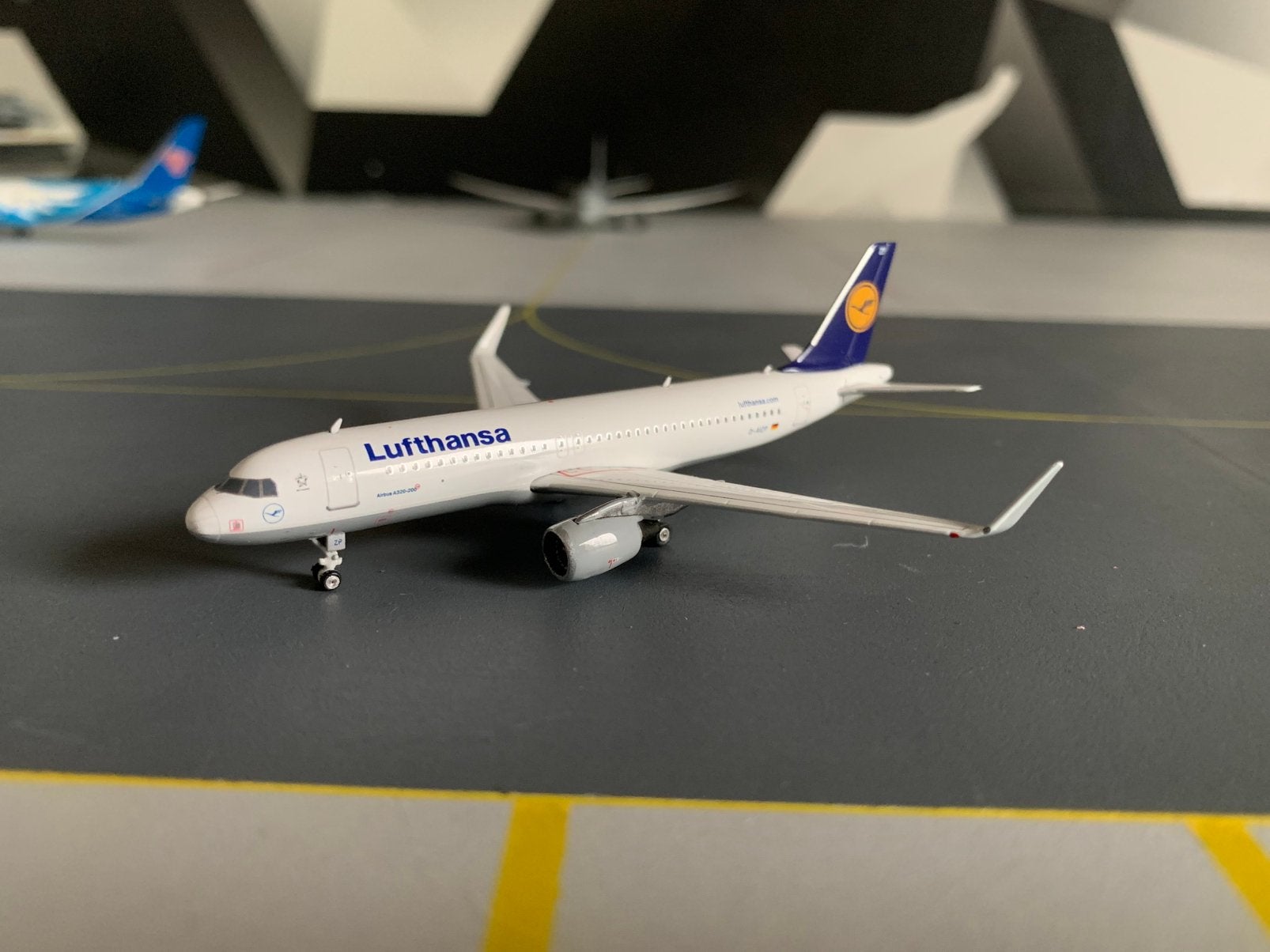 1:400 Lufthansa a320 phoenix, Ophalen of Verzenden, Zo goed als nieuw, Schaalmodel