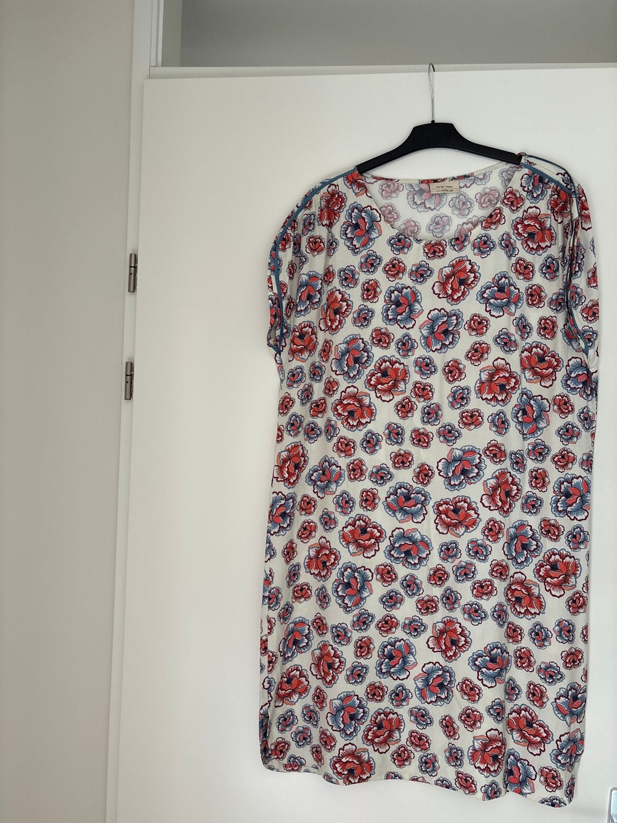 Bloemenjurk One Two Luxzuz - Maat 46, Kleding | Dames, Overige kleuren, Maat 46/48 (XL) of groter, Ophalen of Verzenden, Zo goed als nieuw