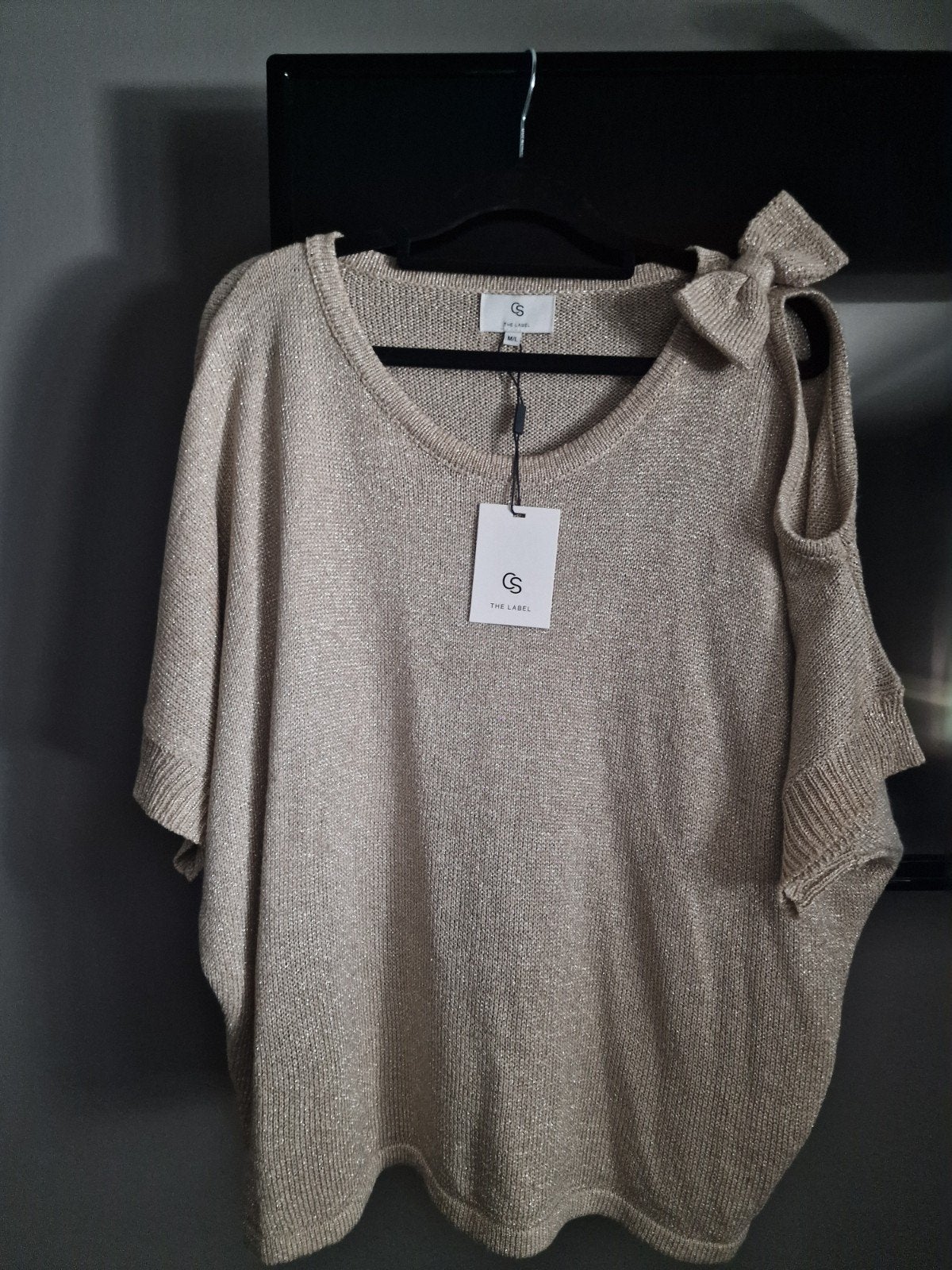 Gouden trui met strikdetail - Nieuw met kaartjes, Maat 38/40 (M), Beige, Nieuw, Ophalen of Verzenden
