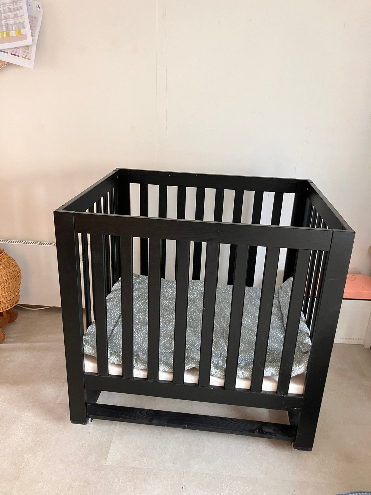 Box zwart inclusief boxmatras, Ophalen, Gebruikt, Wieltjes