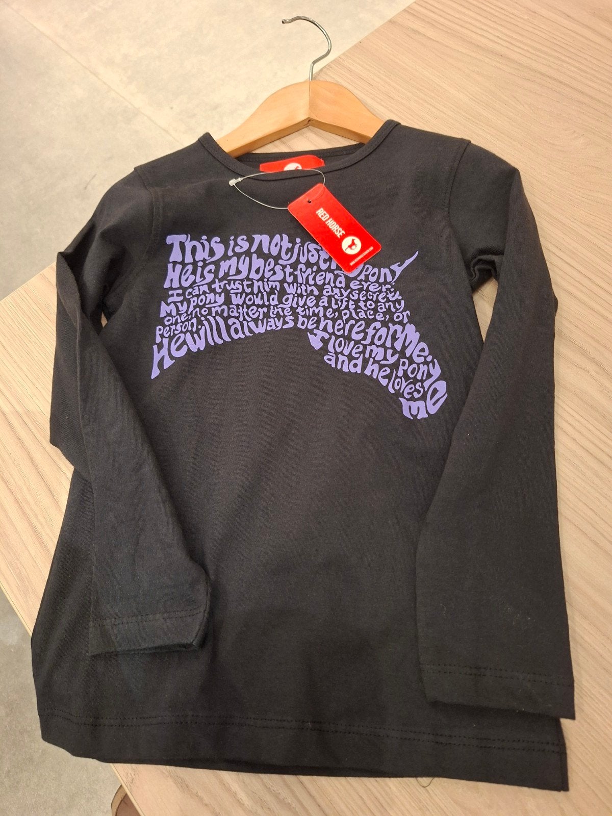 Zwart longsleeve shirt met paardenprint - Maat 128/8, Dieren en Toebehoren, Nieuw, Ophalen of Verzenden, Onbekend, Nederland, Red Horse B.V.