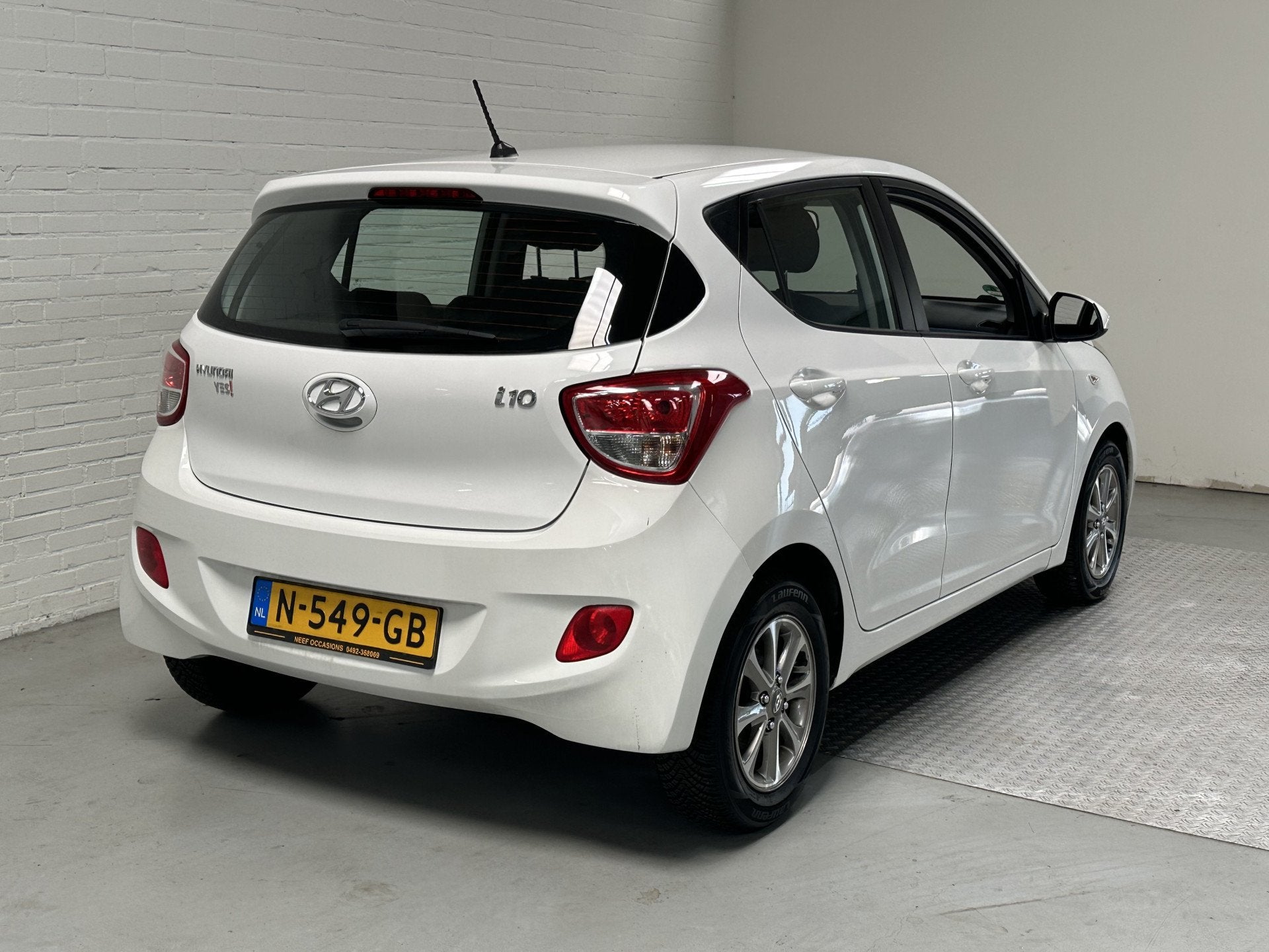 Hyundai i10 1.0i i-Motion AIRCO / CRUISE / STOELVRM / ELK.PA, Auto's, Voorwielaandrijving, Stof, Gebruikt, Wit