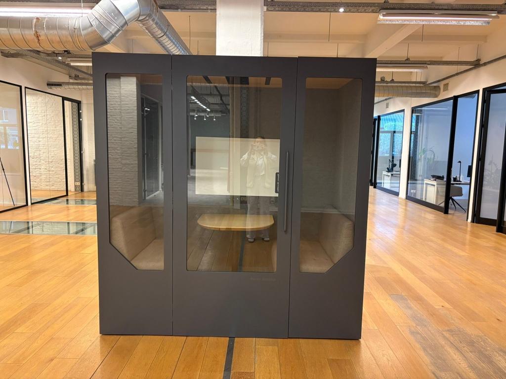 Belcel phone booth Persy Booths, Zakelijke goederen, Kantoor en Winkelinrichting | Kantoormeubilair en Inrichting, Ophalen, Gebruikt
