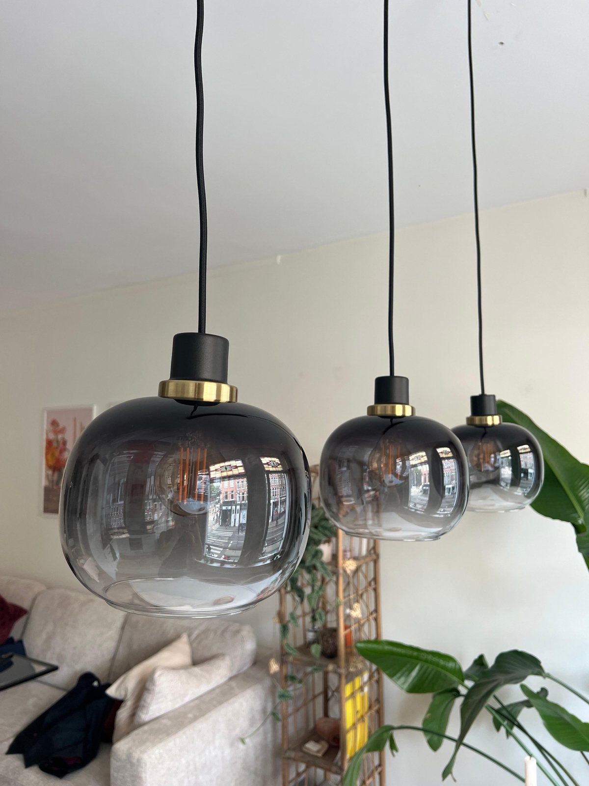 Moderne hanglamp met 3 rookglazen bollen, Ophalen, Zo goed als nieuw, Glas, E27 (groot)