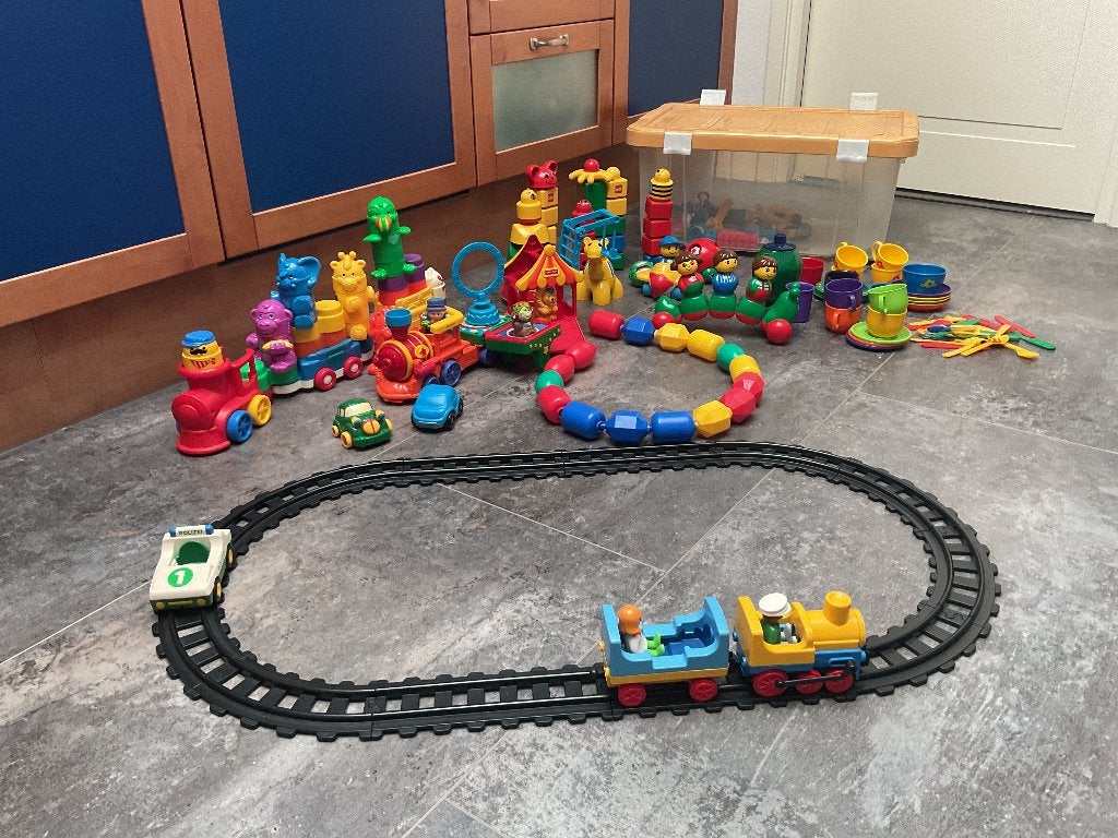 Rolbox met divers speelgoed voor uren speelplezier, Ophalen, Gebruikt, Bouwen
