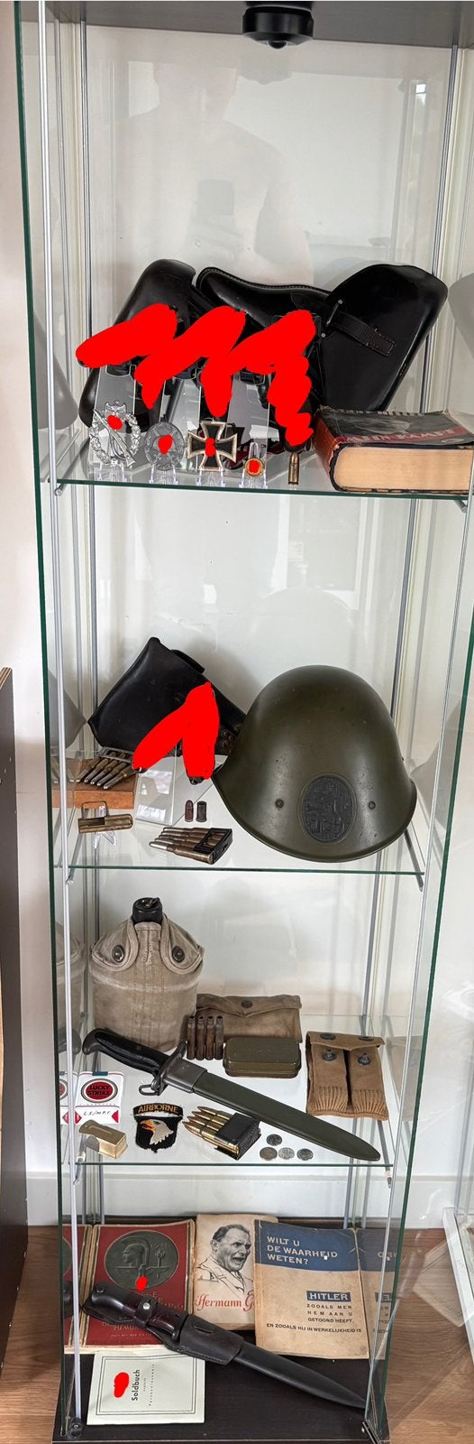 Complete vitrine kast met wo2 items, Verzamelen, Ophalen, Landmacht, Amerika, Embleem of Badge