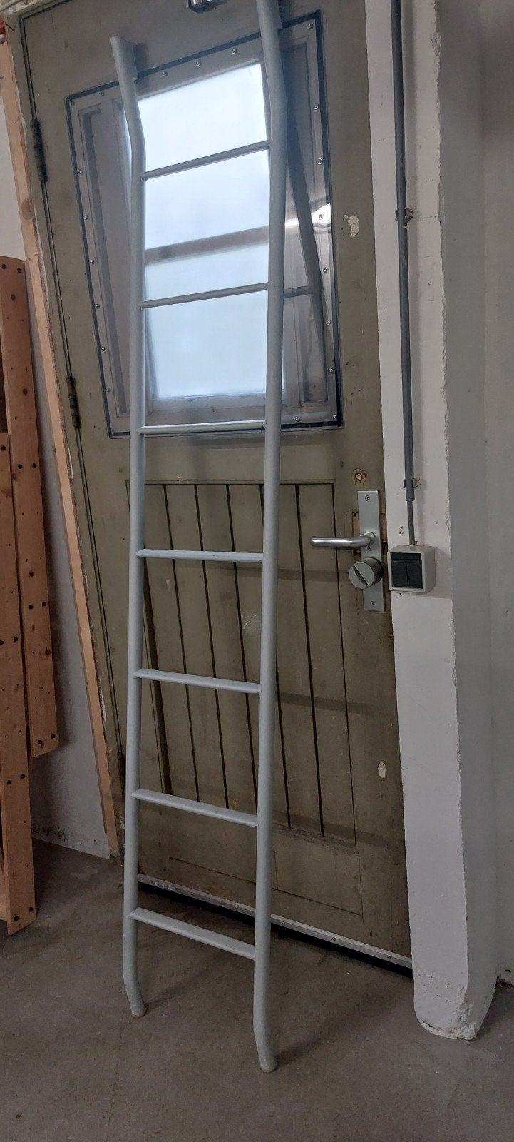 Grijze bibliotheektrap, 218 cm hoog, 39 cm breed, Ophalen of Verzenden, Gebruikt, Trap, 2 tot 4 meter