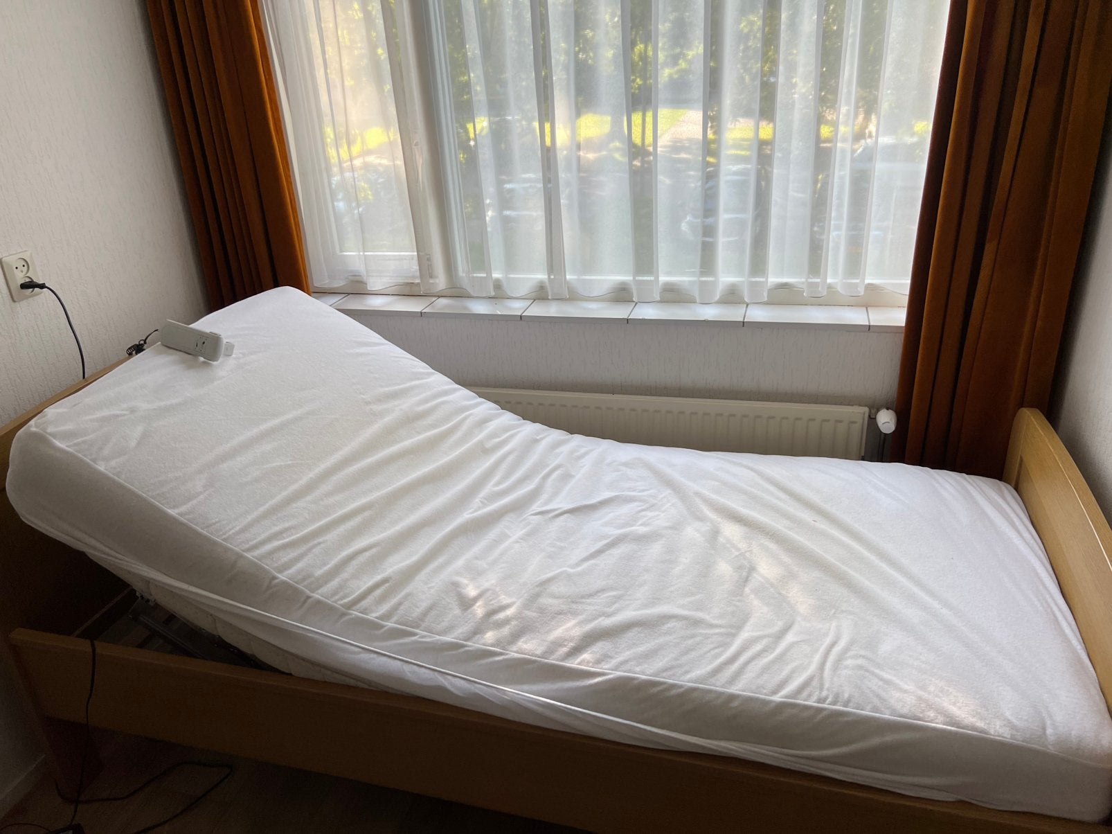Electrisch verstelbaar bed , 90x200, Ophalen, Zo goed als nieuw