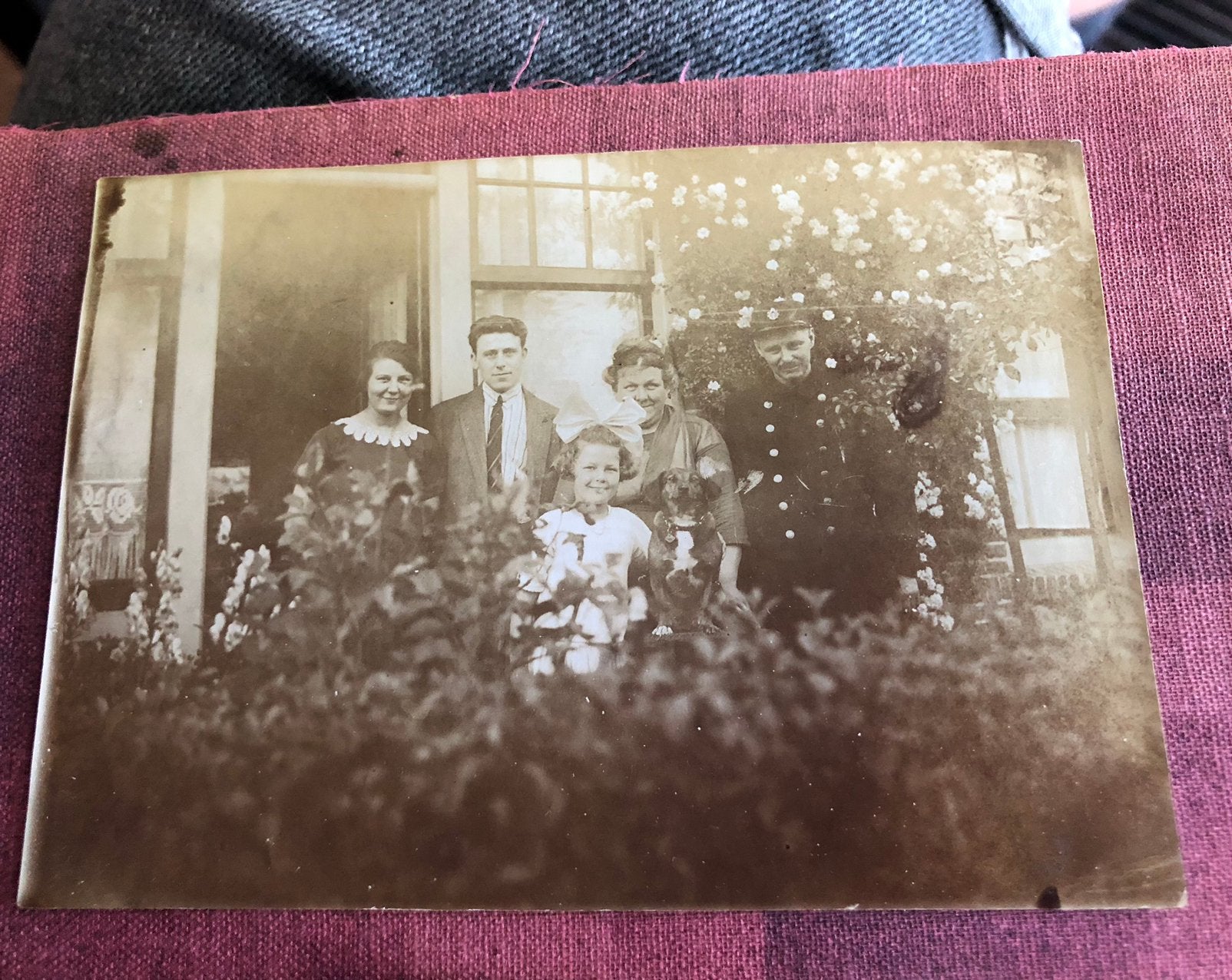 Foto gezin - inclusief veldwachter - jaren 20/30, Verzenden, Voor 1940, Foto