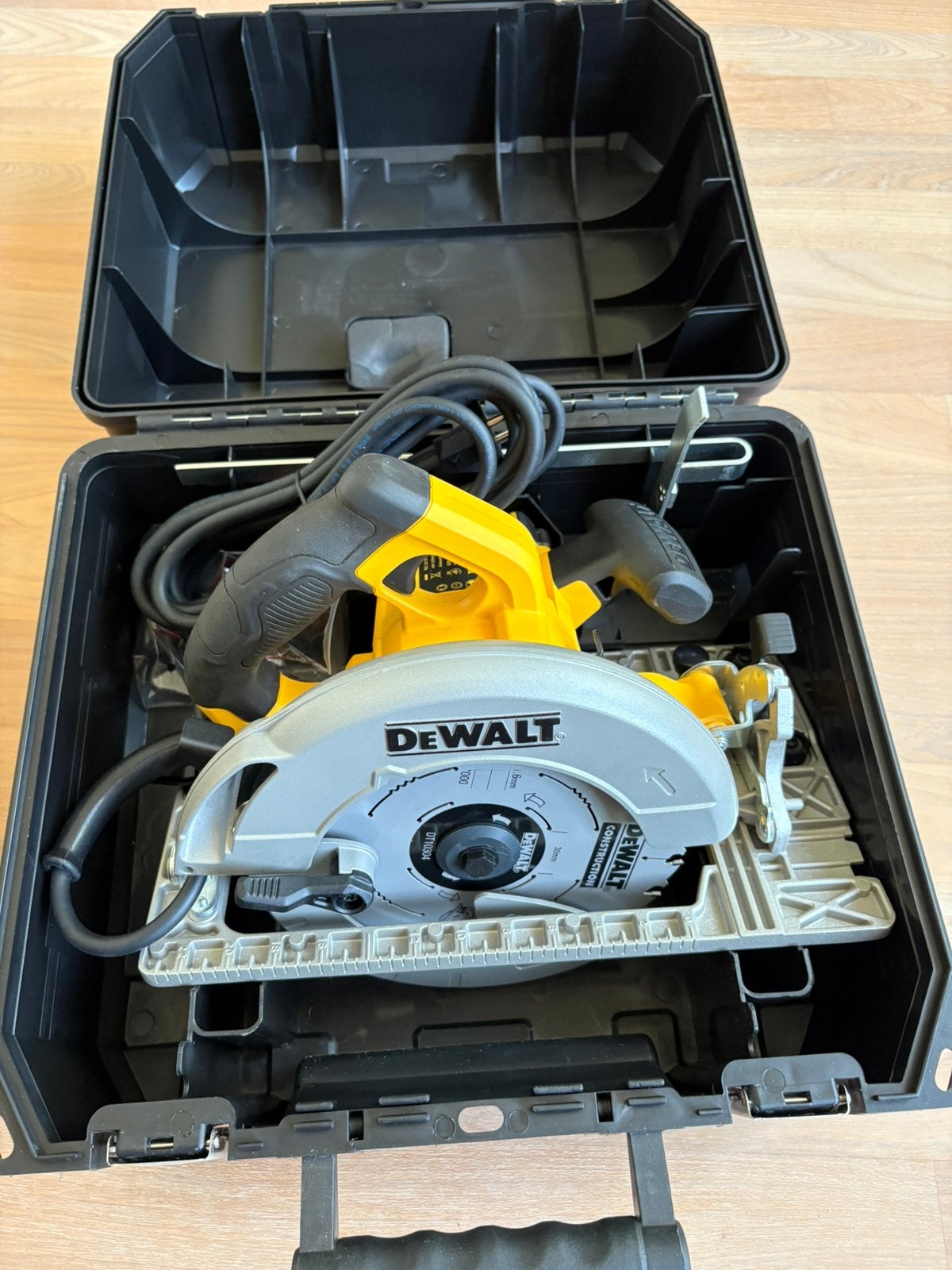 DeWalt circelzaag 190 mm, Ophalen, Cirkelzaag, Zo goed als nieuw, 30 tot 70 mm