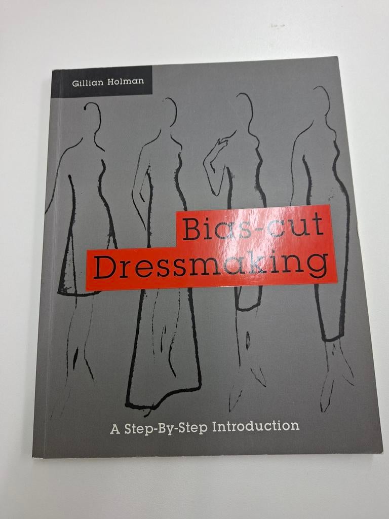 Boek: Bias-cut Dressmaking - Zelfmaakmode, Ophalen of Verzenden, Zo goed als nieuw, Borduren en Naaien, Gillian Holman