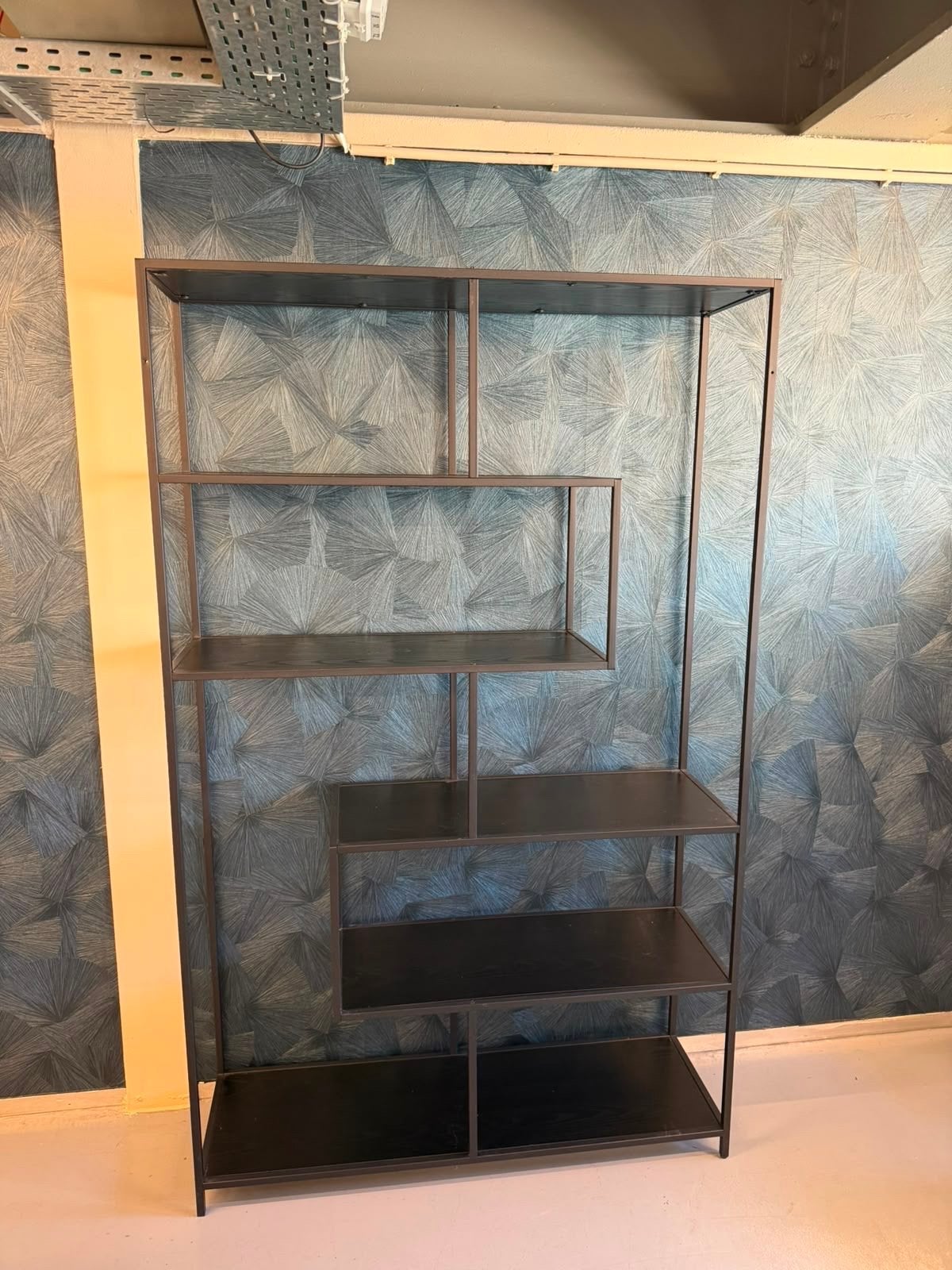 Stijlvolle Zwarte Boekenkast met Metalen Frame, Ophalen, Met plank(en), 50 tot 100 cm, Zo goed als nieuw