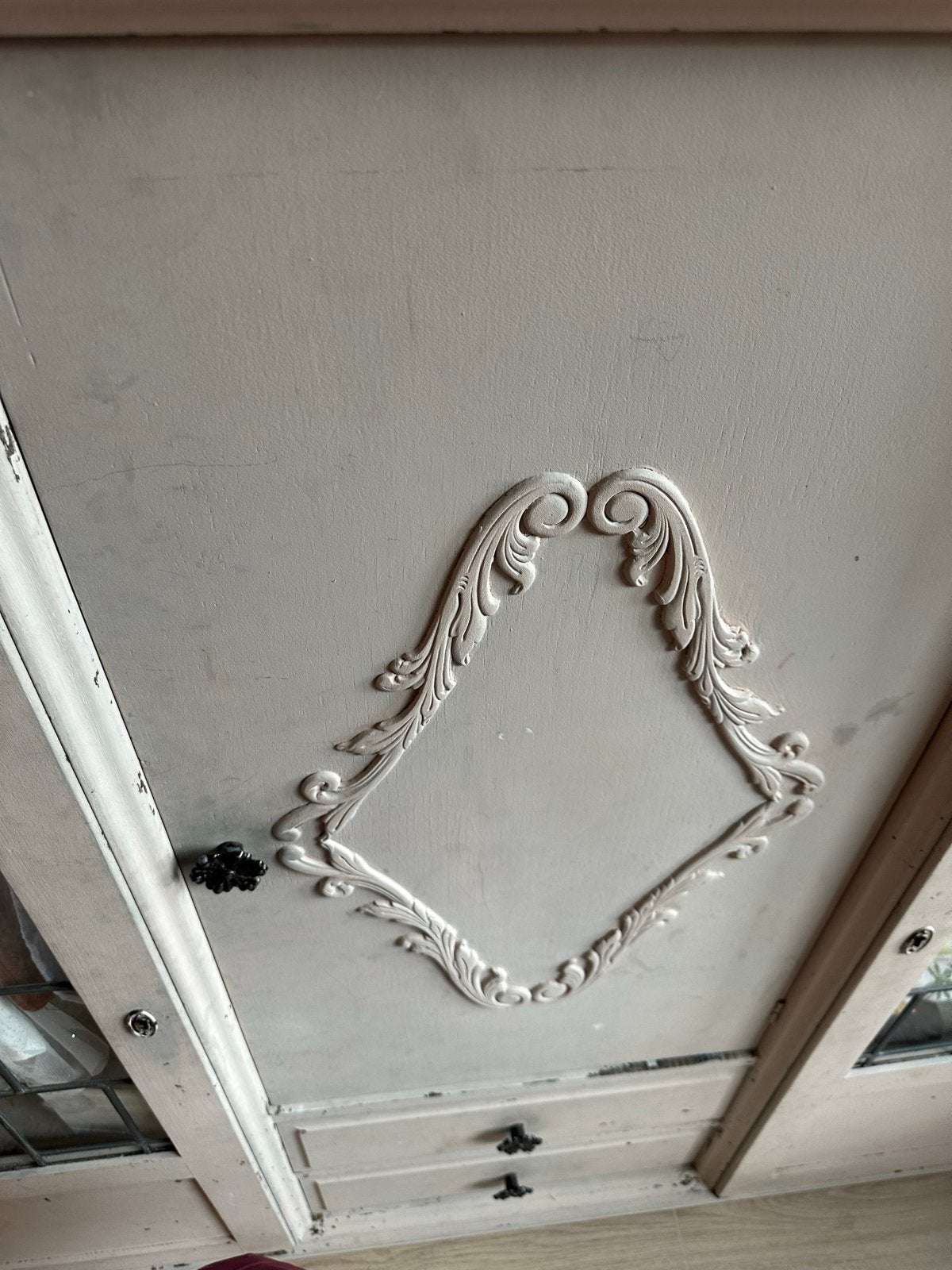 Antieke kast met beschildering en glas-in-lood deuren, Ophalen