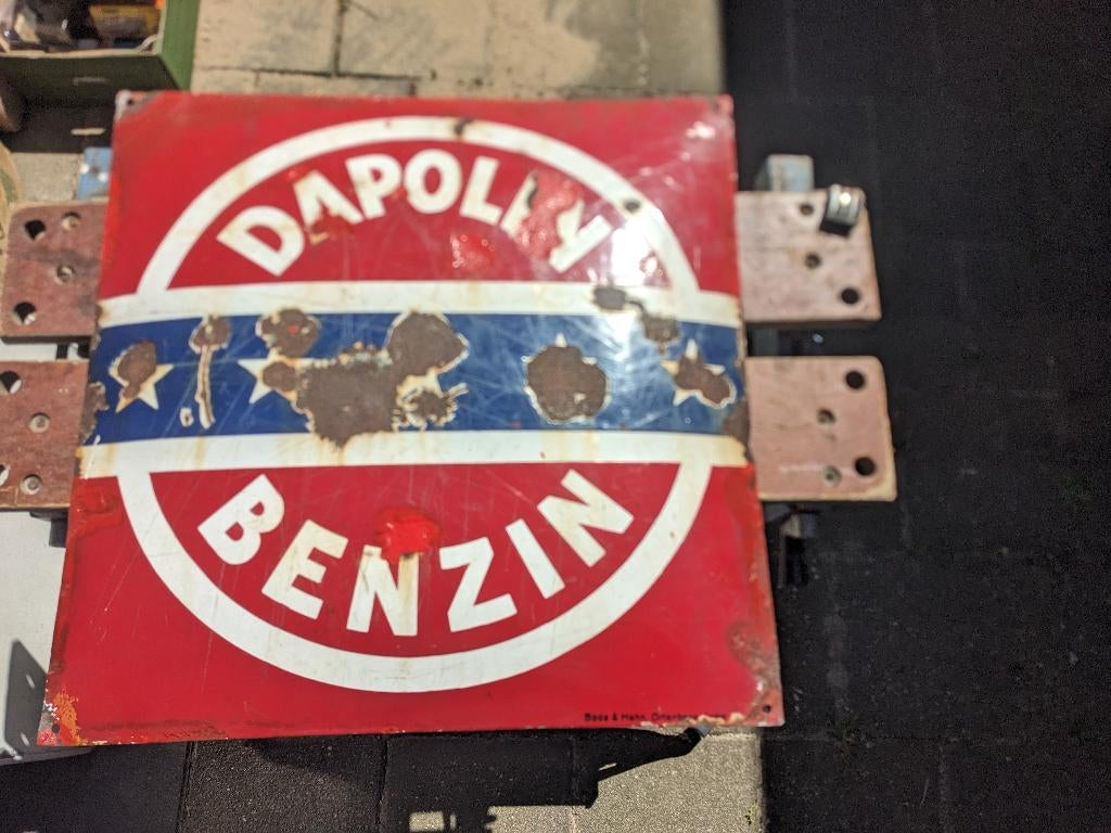 Emaillebord  "Dapoli  Benzin"- beschadigd, Ophalen of Verzenden