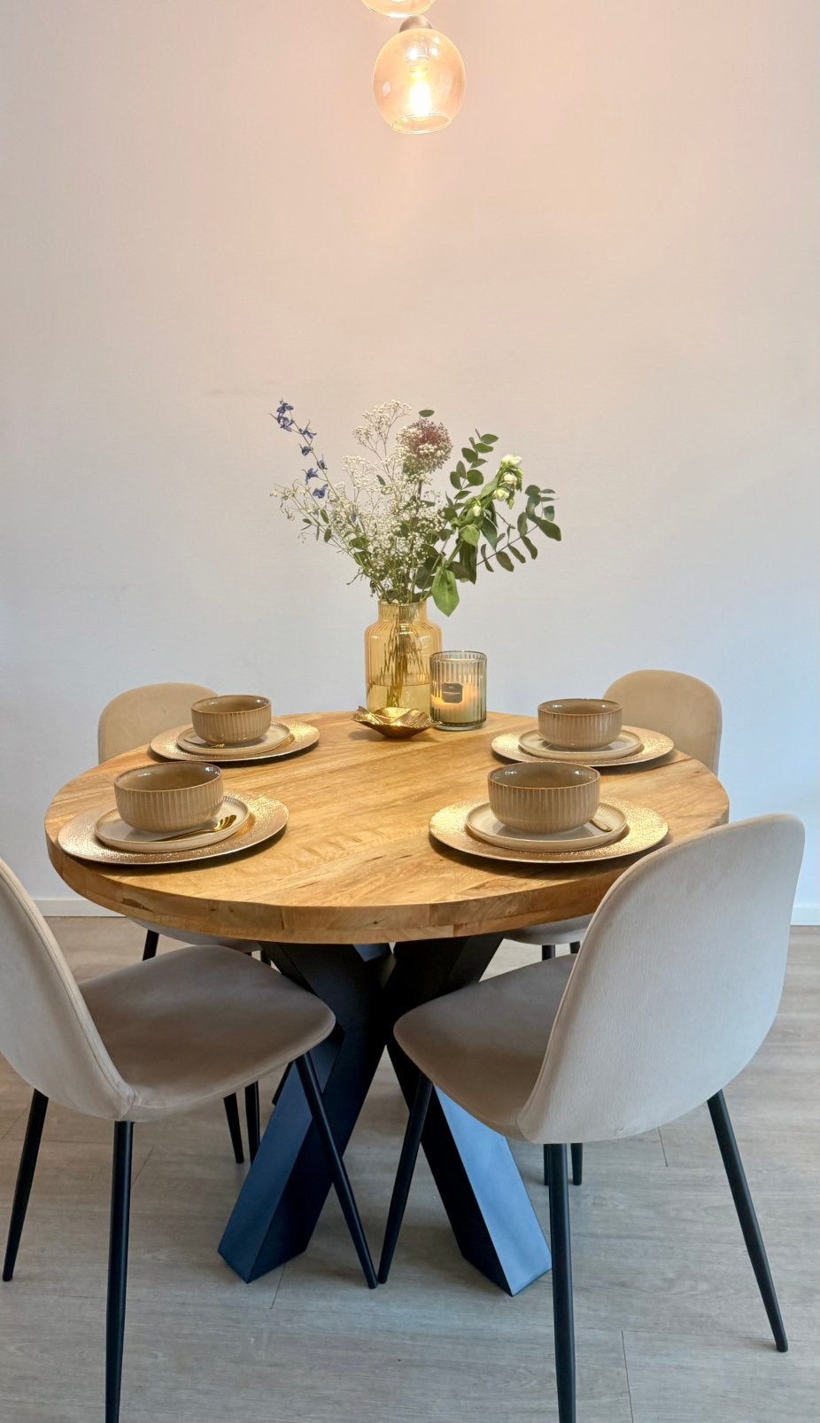 Luxe Moderne Set: Ronde Eettafel + 4 Velvet Stoelen, Huis en Inrichting, Tafels | Eettafels, Rond, Zo goed als nieuw, Vier personen