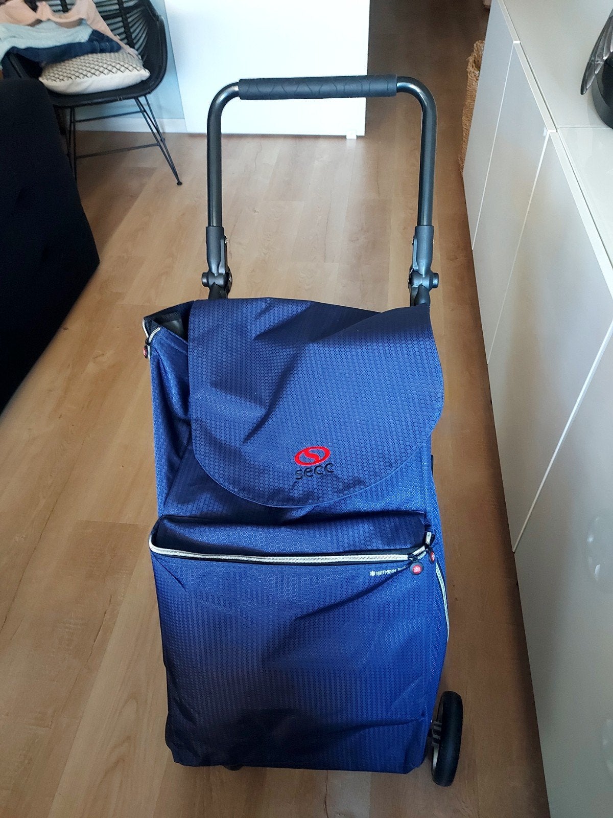 Boodschappen trolley donkerblauw merk Secc, 30 cm of meer, Blauw, Zo goed als nieuw, 60 tot 80 cm