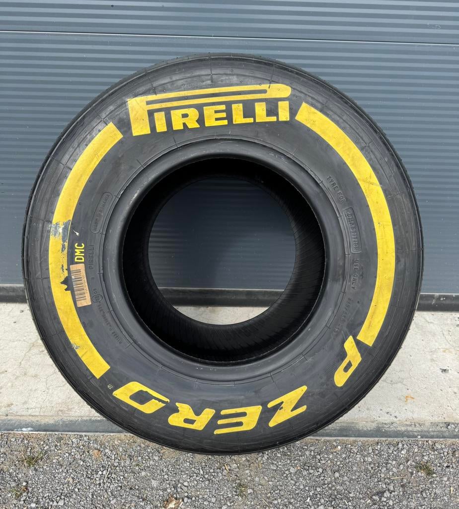 Formule 1 achterband, Ophalen of Verzenden, Zo goed als nieuw, Formule 1