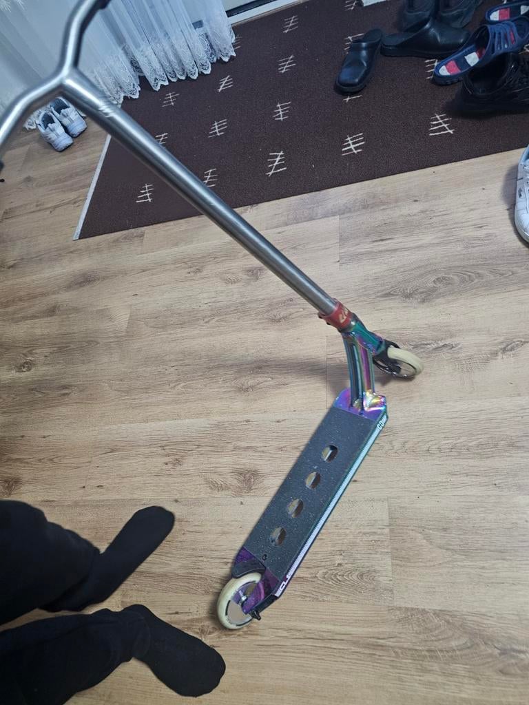 Stuntstep met Striker titanium bar - Zo goed als nieuw, Fietsen en Brommers, Steps, Ophalen of Verzenden