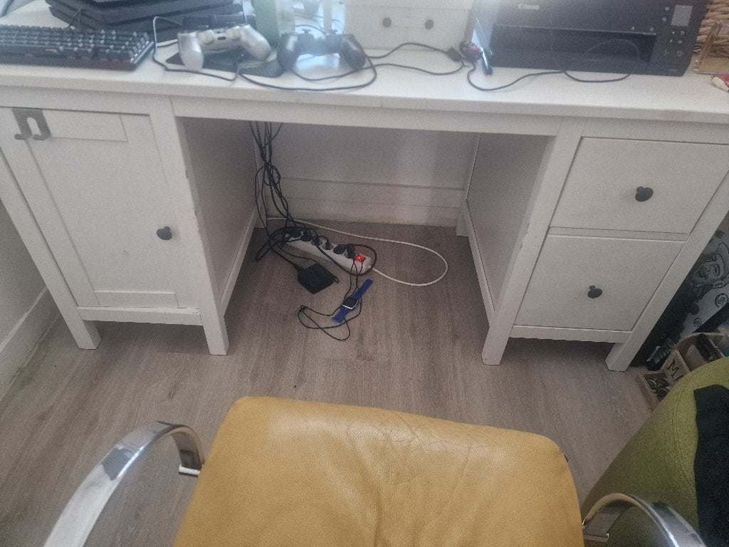 Hemnes bureau ikea, Huis en Inrichting, Bureaus, Ophalen, Gebruikt, Hout, IKEA