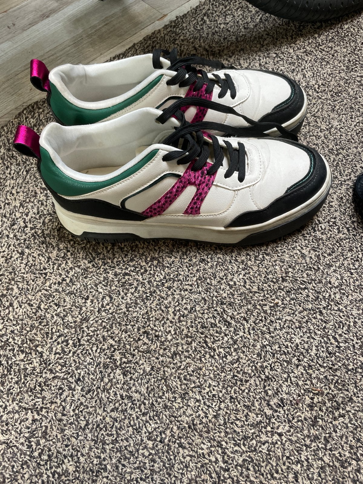 Stijlvolle sneakers wit met roze en groene accenten, Kleding | Dames, Wit, Ophalen of Verzenden, Sneakers of Gympen, Gedragen