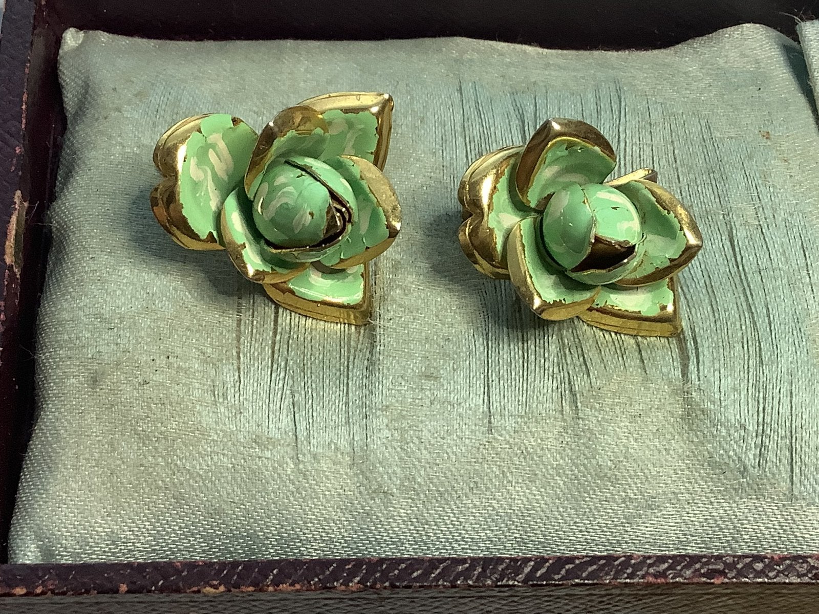 OUDE OF ANTIEKE OORCLIPS, BESCHILDERDE BLOEMEN, Verzenden, Oorbellen
