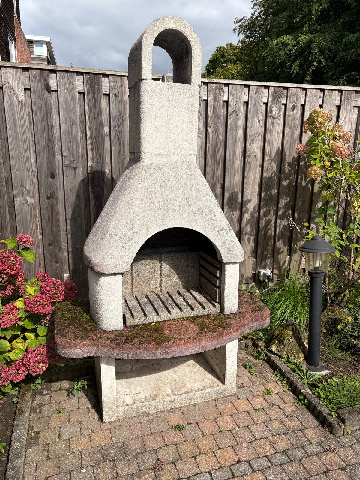 Robuuste stenen buitenhaard/barbecue, Ophalen, Gebruikt, Houtskool, Vrijstaand