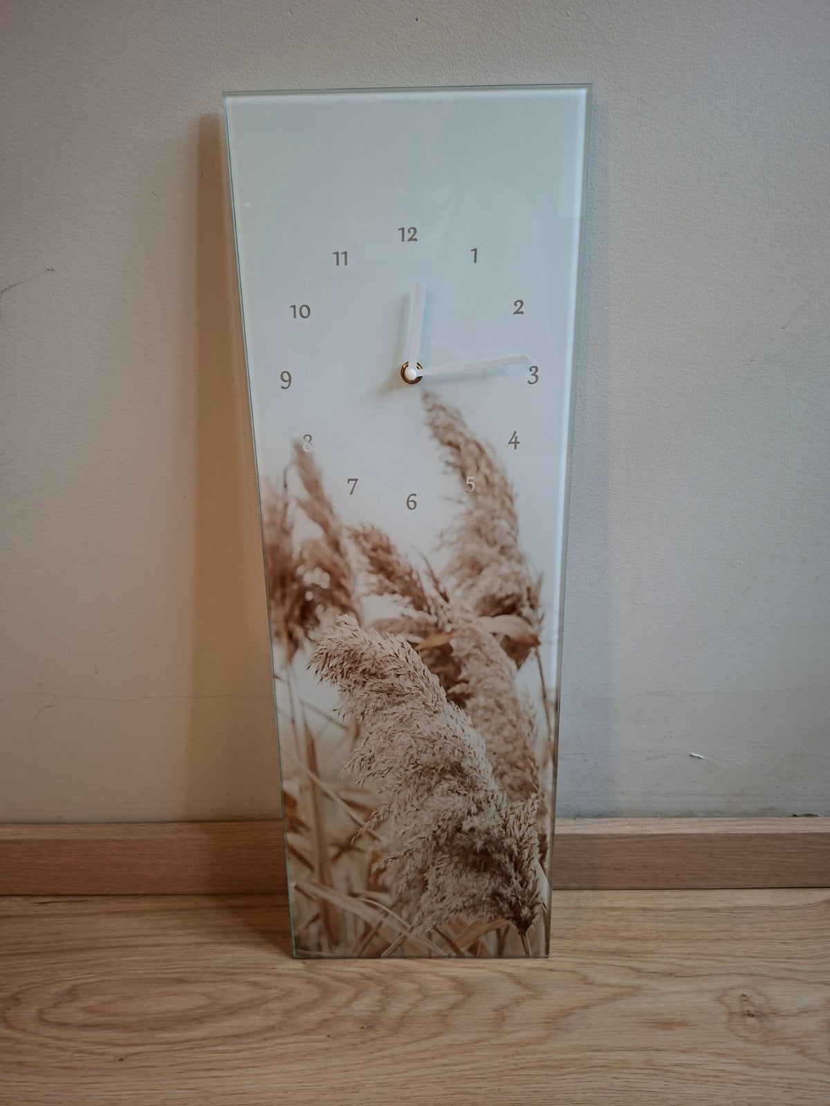 Glazen wandklok met pampasgras in de wind., Ophalen, Wandklok, Wit, Analoog
