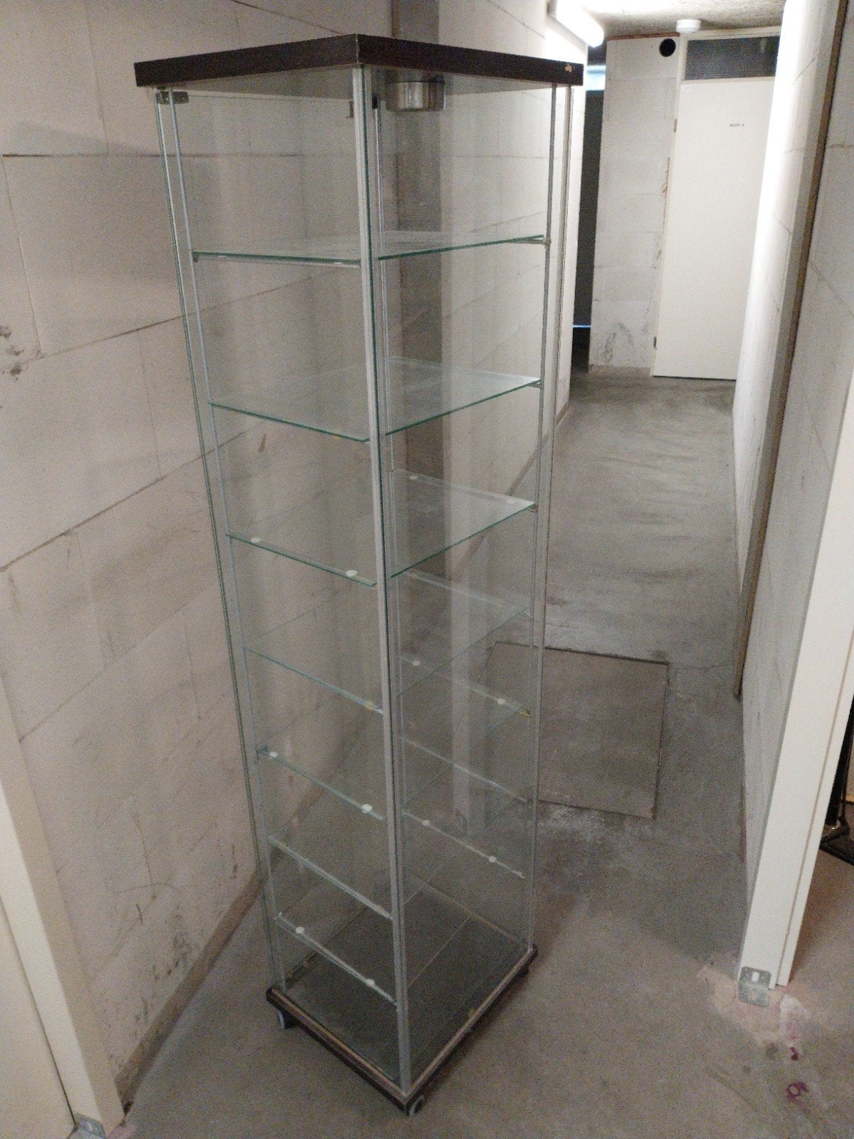 Vitrinekast gebruikt. bruin en glas ikea, Ophalen, Gebruikt, 50 tot 100 cm, Glas