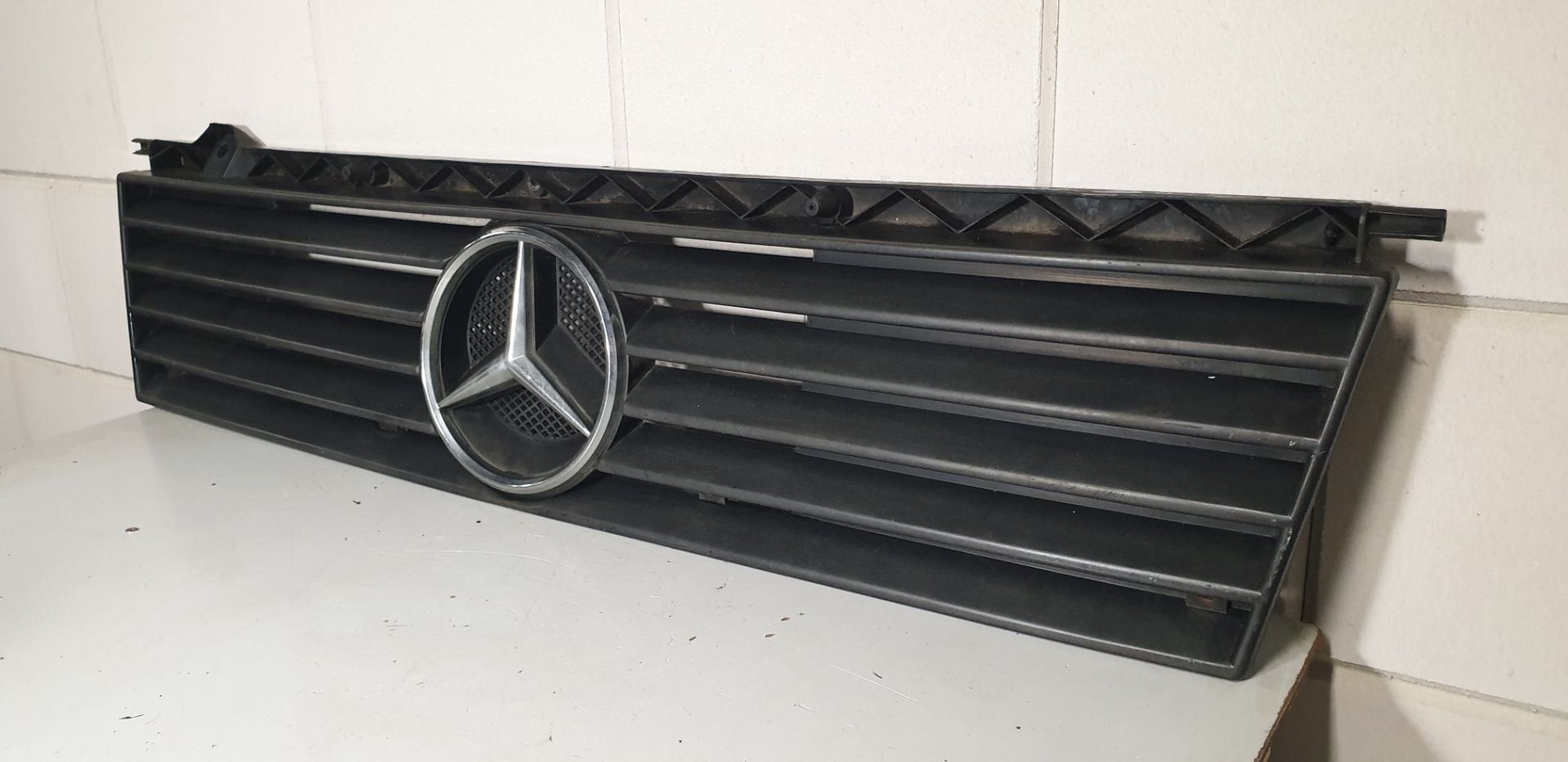 Grille MB100 W631 Mercedes 6317510218 origineel gebruikt 198, Auto-onderdelen, Gebruikt, Mercedes-Benz AG, Voor, Mercedes-Benz
