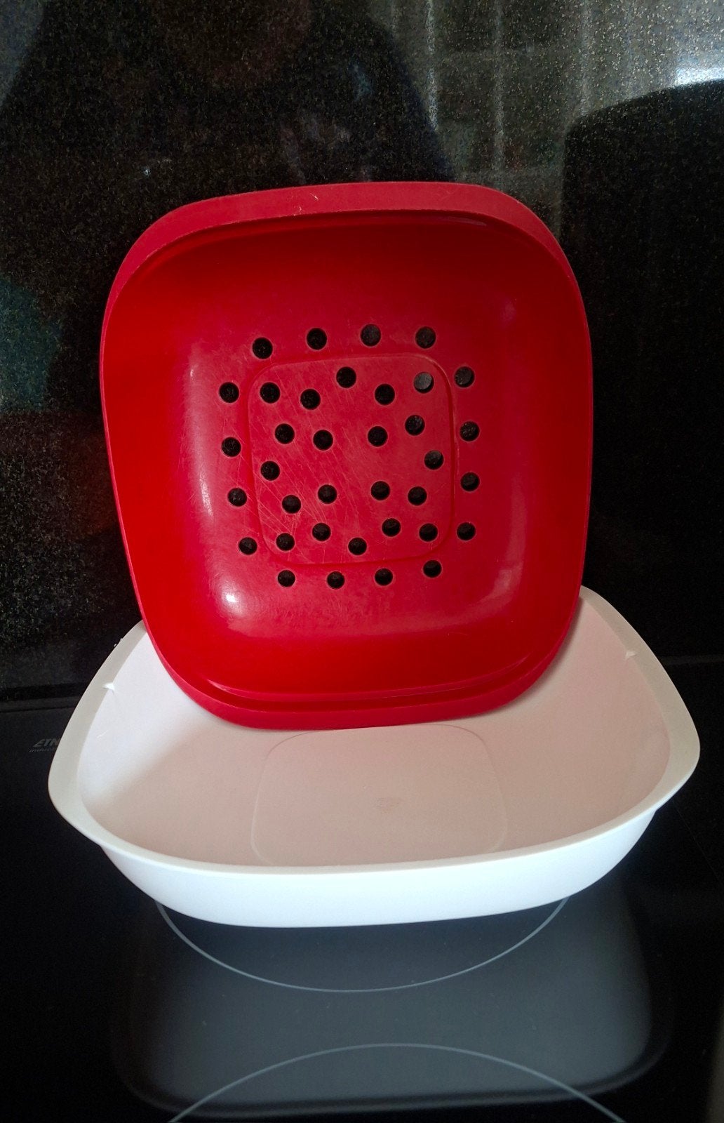 Tupperware Allegra   vergiet - serveerschaal - Rood/Wit, Gebruikt, Ophalen of Verzenden, Bak of Kom, Vaatwasserbestendig