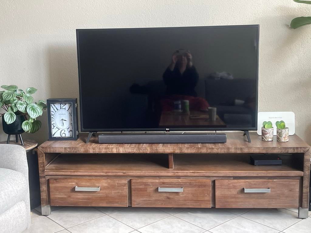 Stoer tv-meubel acaciahout stalen details, veel opbergruimte, Huis en Inrichting, Kasten | Televisiemeubels, Ophalen, Gebruikt