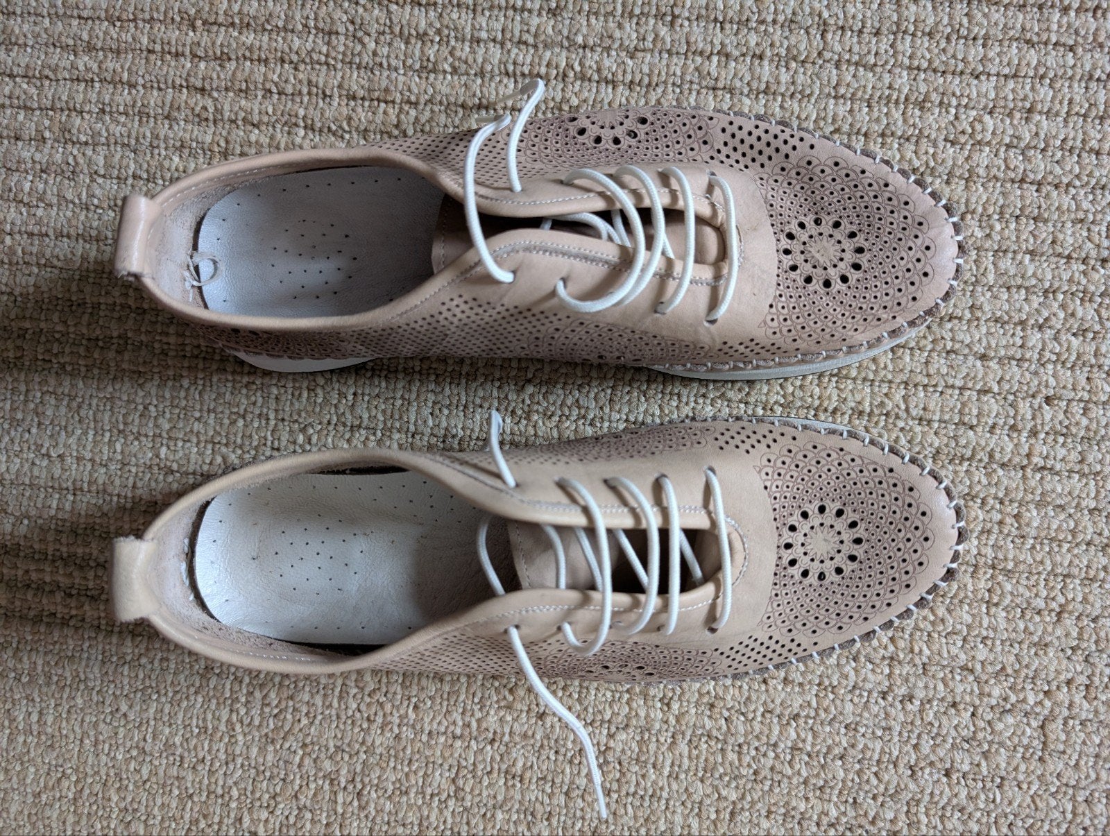 Nieuwe, leren damesschoenen maat 39,5, Beige, Nieuw, Ophalen of Verzenden, Espadrilles of Moccasins