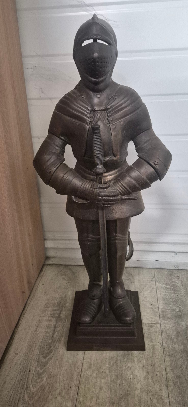 Decoratief gietijzeren ridderbeeld met zwaard, Antiek en Kunst, Antiek | Overige Antiek, Ophalen