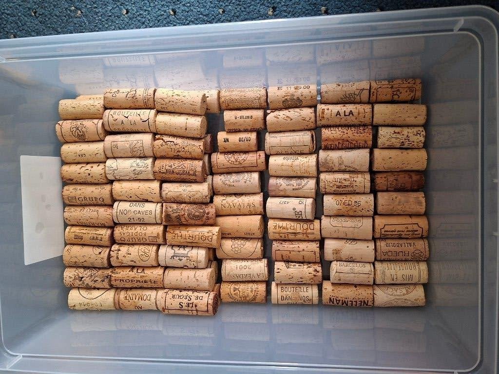 Verzameling wijnkurken  (zakjes per 100 stuks), Gebruikt, Overige thema's, Meerkleurig, Ophalen of Verzenden