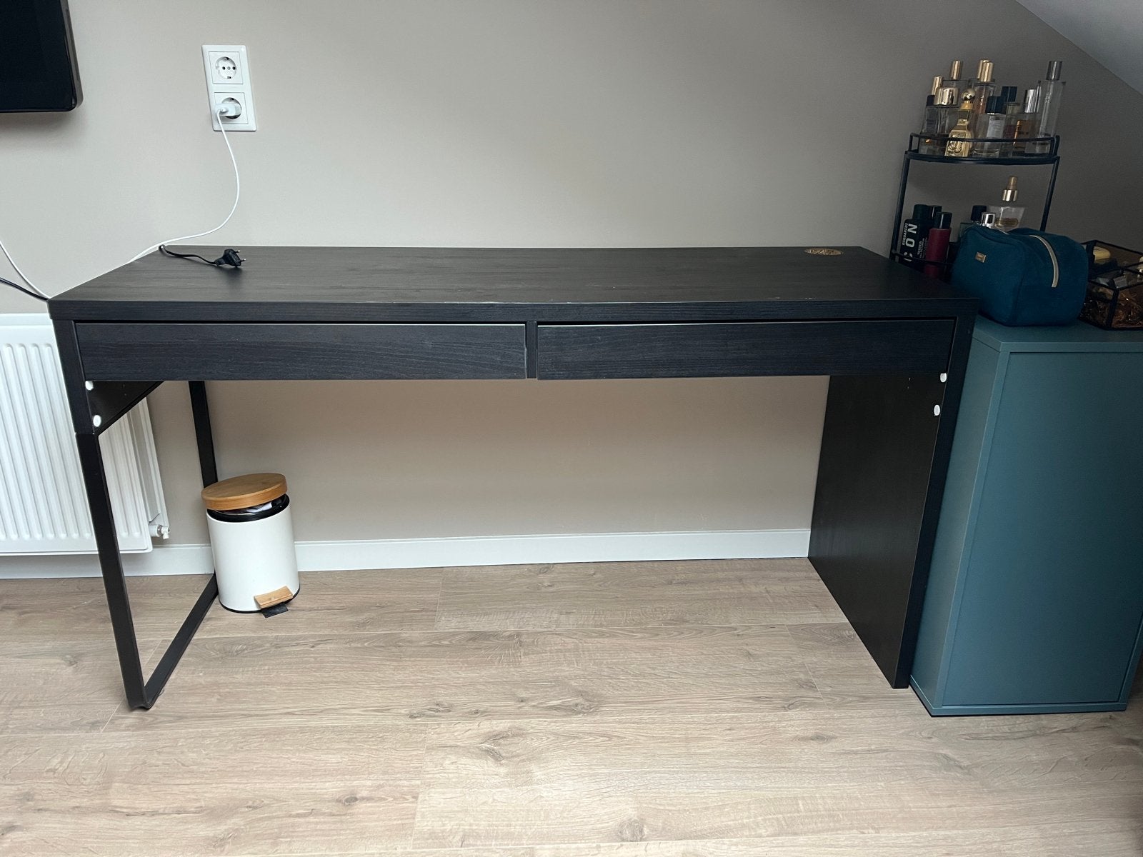 IKEA bureau zwart, Huis en Inrichting, Bureaus, Gebruikt, Computerbureau, IKEA, Modern, Spaanplaat of MDF, Zwart, Met lades, Ophalen