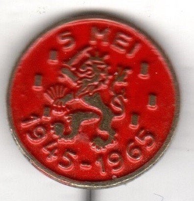 Speldje BEVRIJDING 5 MEI 1945 1965 NEDERLANDSE LEEUW ROOD, Ophalen of Verzenden, Zo goed als nieuw, Overige onderwerpen