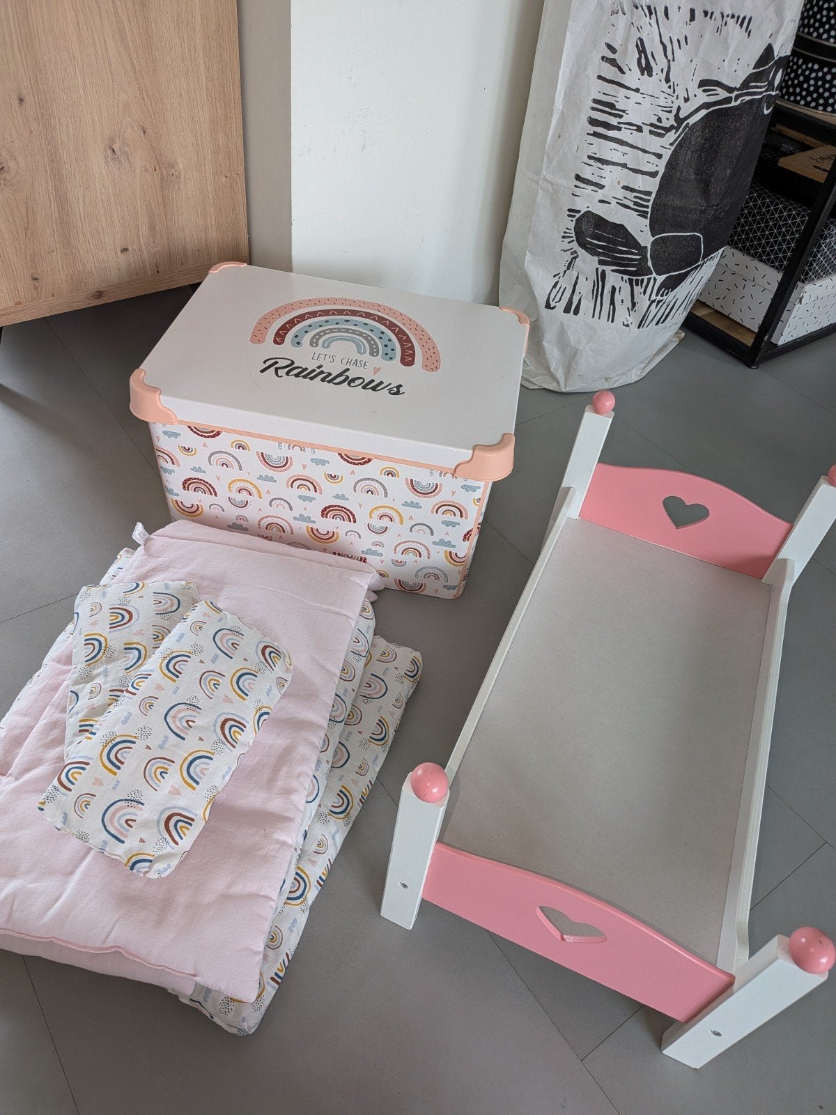 Poppenbed met beddengoed en opbergdoos - Zo goed als nieuw, Ophalen of Verzenden, Zo goed als nieuw, Overige typen